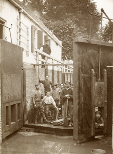 94629 Groepsportret van arbeiders bij de sluisdeuren van de drooggelegde sluis in de Leidsche Rijn bij de Stadsdam te ...